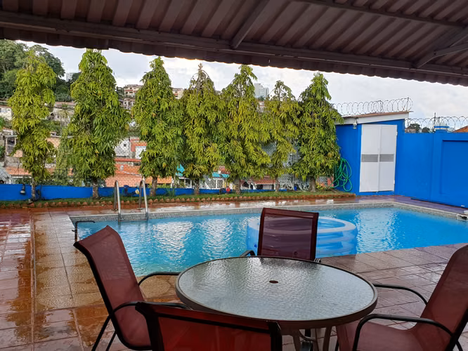 CASA DE UN NIVEL CON PISCINA, UBICADA EN EL CORAZÓN DE LA CIUDAD - Imagen 4