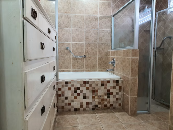 CASA DE UN NIVEL CON PISCINA, UBICADA EN EL CORAZÓN DE LA CIUDAD - Imagen 13