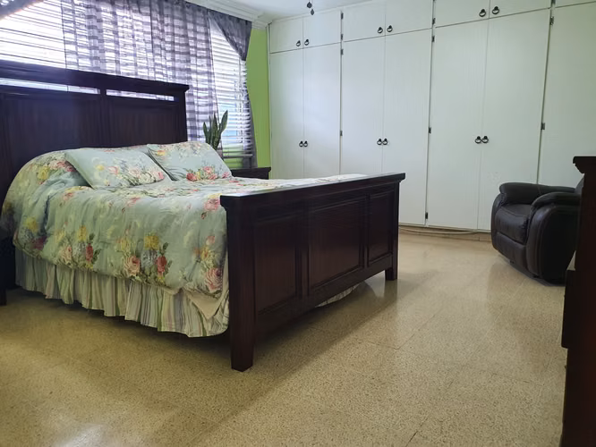 CASA DE UN NIVEL CON PISCINA, UBICADA EN EL CORAZÓN DE LA CIUDAD - Imagen 12