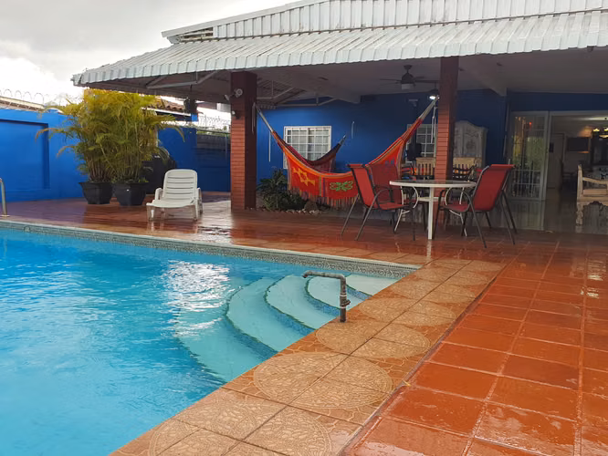 CASA DE UN NIVEL CON PISCINA, UBICADA EN EL CORAZÓN DE LA CIUDAD - Imagen 3