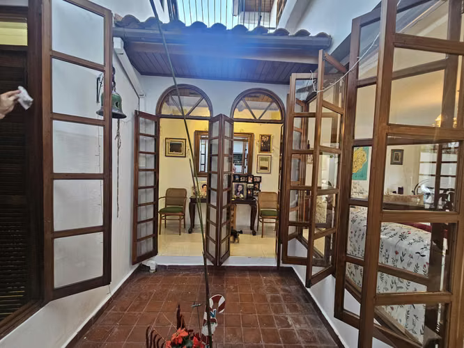 Casa con Patio y Terraza en la Ciudad | Espacios Amplios, Luz y Ubicación - Imagen 4