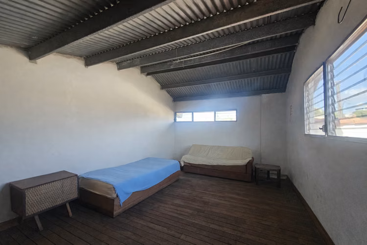 Casa con Patio y Terraza en la Ciudad | Espacios Amplios, Luz y Ubicación - Imagen 17