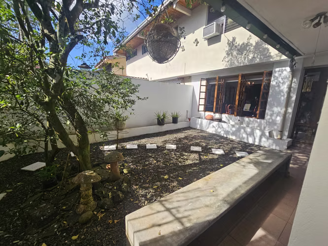 Casa con Patio y Terraza en la Ciudad | Espacios Amplios, Luz y Ubicación