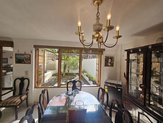 Casa con Patio y Terraza en la Ciudad | Espacios Amplios, Luz y Ubicación - Imagen 2