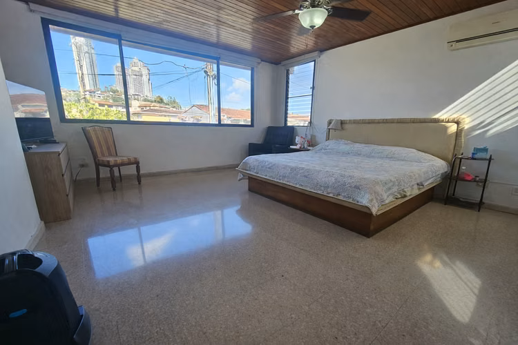 Casa con Patio y Terraza en la Ciudad | Espacios Amplios, Luz y Ubicación - Imagen 11