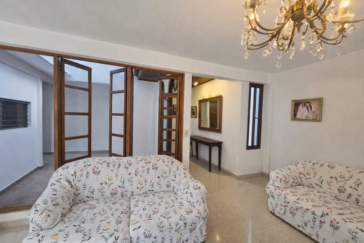 Casa con Patio y Terraza en la Ciudad | Espacios Amplios, Luz y Ubicación - Imagen 3
