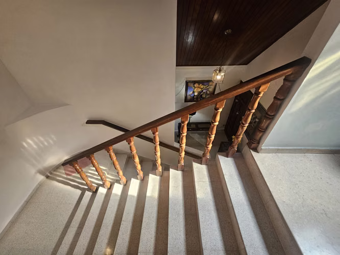 Casa con Patio y Terraza en la Ciudad | Espacios Amplios, Luz y Ubicación - Imagen 7