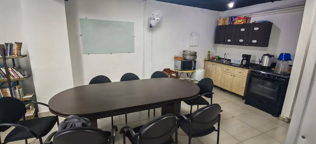 Se alquila local / oficina de 187.91mts en Parque Lefevre - Imagen 1