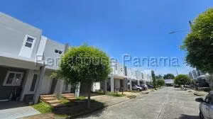Venta de Casa con 188m2 en Brisas del Golf PH Victoria 27-1271SR
