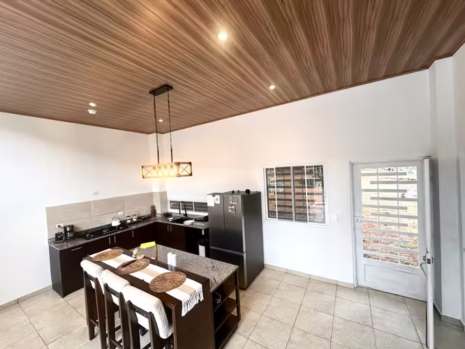 SE ALQUILA CASA FULL AMOBLADA Y CERCADA EN PASO ANCHO