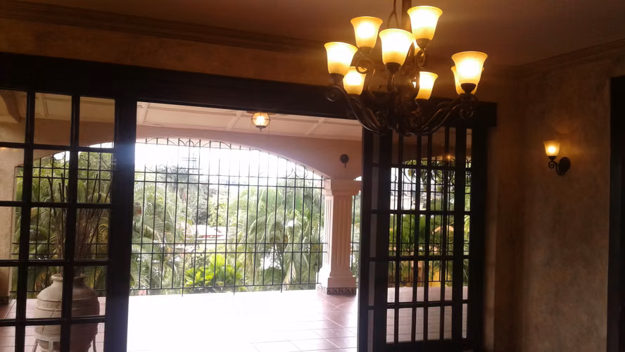 Casa en Venta y Alquiler – Hato Pintado, Lujosa y Remodelada - Imagen 2