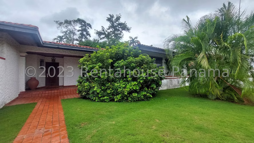 VENTA casa con piscina  en Altos del Golf. 1014m2