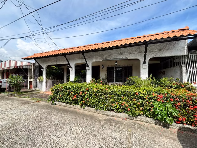 Oportunidad de Inversión: Amplia Casa en Venta – Villa Rica