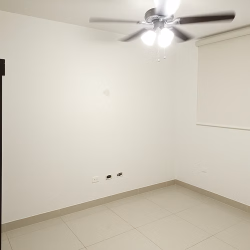 Céntrico habitación con baño privado y estacionamiento