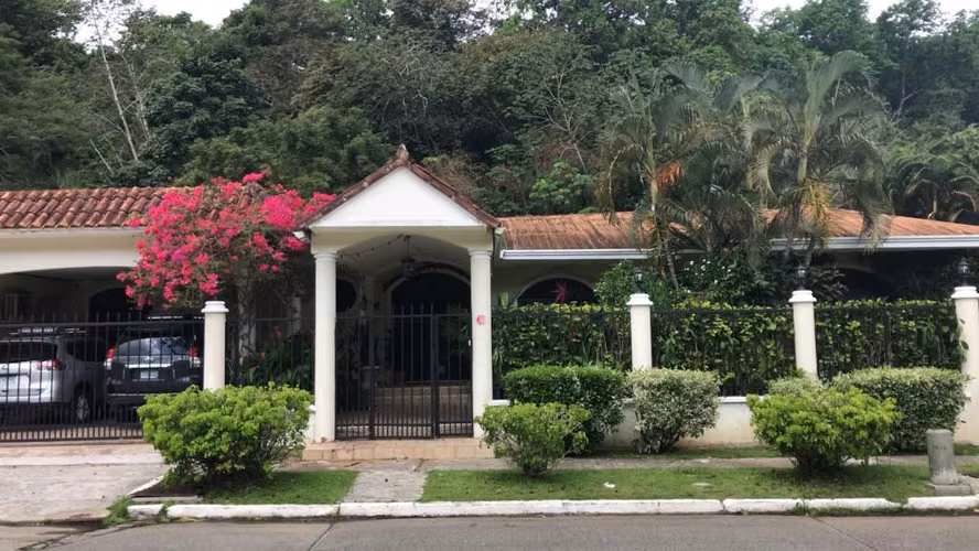 Casa en Alquiler – Albrook | Residencia de Lujo | Piscina | Jacuzzi - YP