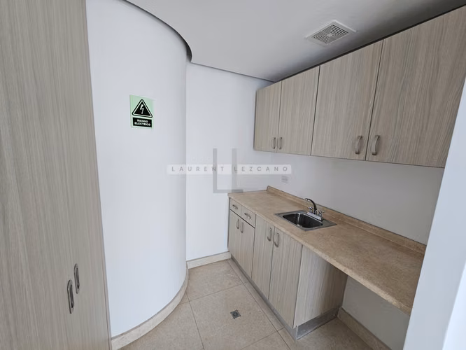 Vendo Oficina remodelada en Oceania Business Center. Punta Pacífica. Haga una oferta