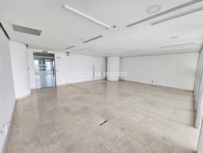 Vendo Oficina remodelada en Oceania Business Center. Punta Pacífica. Haga una oferta