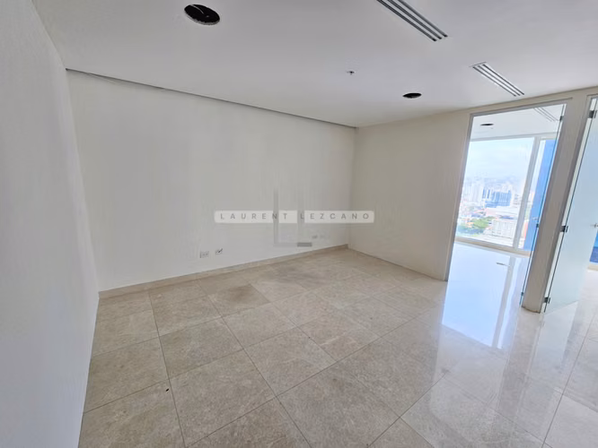 Vendo Oficina remodelada en Oceania Business Center. Punta Pacífica. Haga una oferta