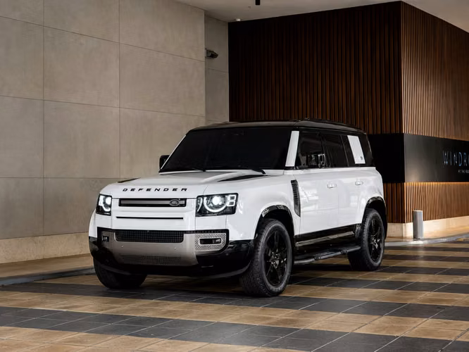 Land Rover Defender 2024