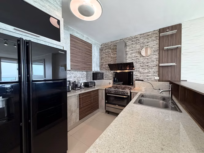 Apartamento Amoblado de 1 Recámara en Alquiler en Avenida Balboa – 109 m² con Vista al Mar y Balcón - Imagen 3