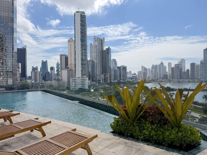 Apartamento Amoblado de 2 Recámaras en Alquiler en Avenida Balboa – 119 m² con Vista al Mar - Imagen 19