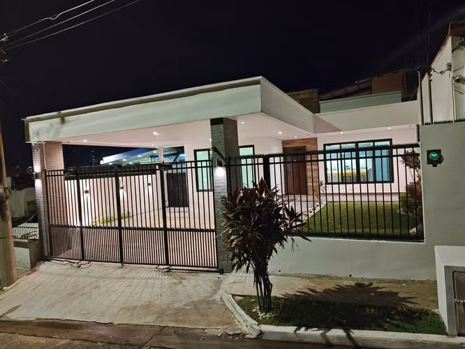 SE ALQUILA - CASA TOTALMENTE REMODELADA EN CERRO VIENTO - RM