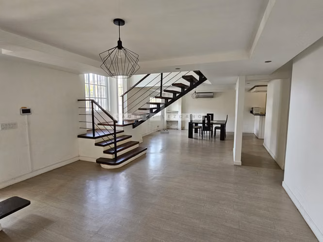 Vendo Casa Unifamiliar de 2 niveles en Green Valley - Albrook. Haga una oferta - Imagen 2