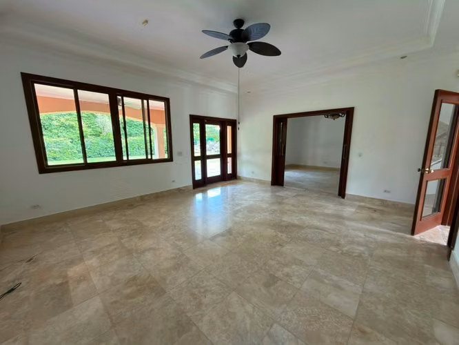 ! Casa en Costa del Este residencial privado I con 4 parking y amplio patio - Imagen 2