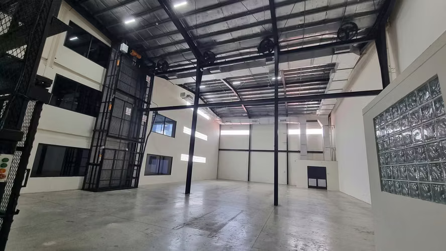 Edificio Corporativo con Ofi-Bodega de 1,500 m² Costa del Este  Av. Centenario