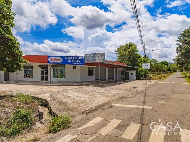 Mixed-Use Commercial Property with Retail Spaces, Offices and Apartment for Sale in San Pablo Viejo, David, Chiriquí