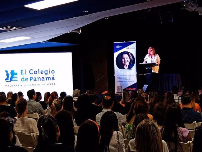 Alquiler de Audio & Podium Profesional Para Conferencias, Eventos Privados Exclusivos & Corporativos - Imagen 4