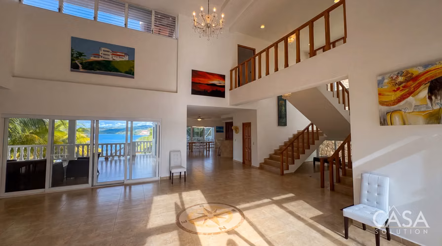 Casa de 4 habitaciones frente al mar con piscina y apartamento en venta en Lobster Cove, Boca Chica