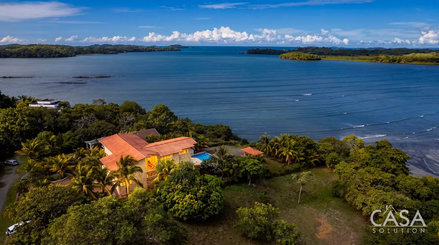 Casa de 4 habitaciones frente al mar con piscina y apartamento en venta en Lobster Cove, Boca Chica