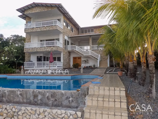 Casa de 4 habitaciones frente al mar con piscina y apartamento en venta en Lobster Cove, Boca Chica