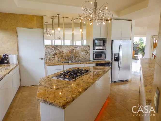 Casa de 4 habitaciones frente al mar con piscina y apartamento en venta en Lobster Cove, Boca Chica