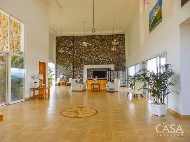 Casa de 4 habitaciones frente al mar con piscina y apartamento en venta en Lobster Cove, Boca Chica