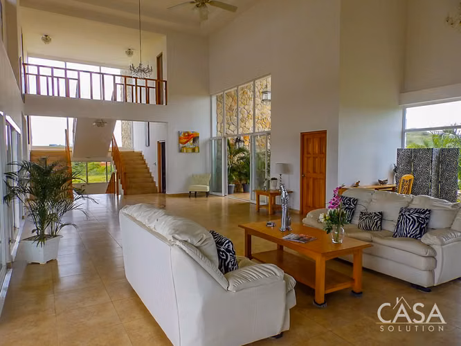 Casa de 4 habitaciones frente al mar con piscina y apartamento en venta en Lobster Cove, Boca Chica