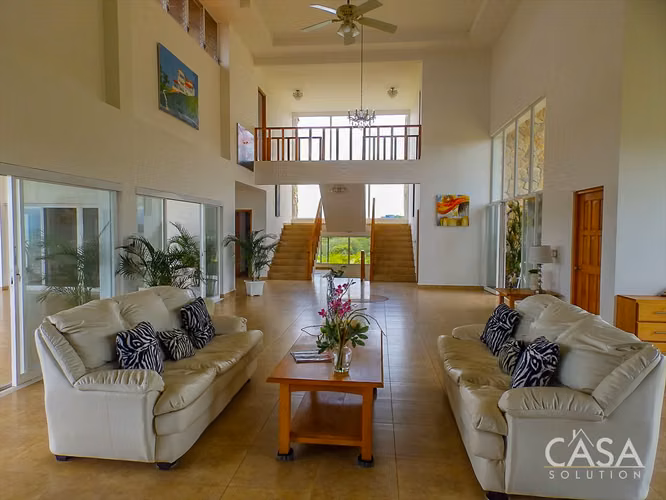 Casa de 4 habitaciones frente al mar con piscina y apartamento en venta en Lobster Cove, Boca Chica