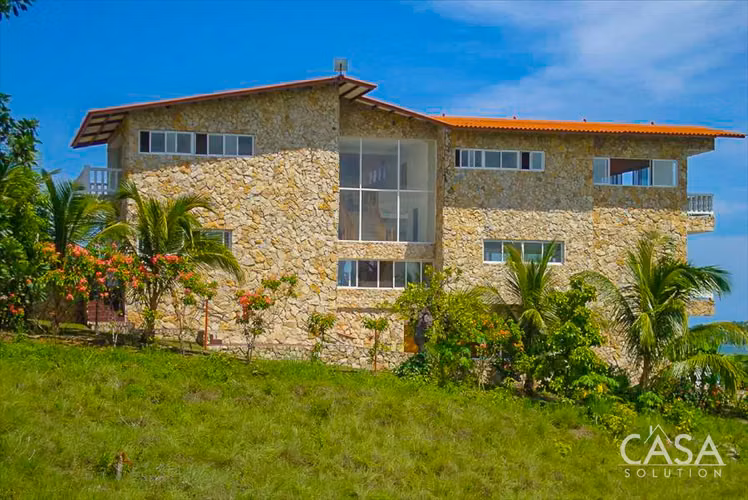 Casa de 4 habitaciones frente al mar con piscina y apartamento en venta en Lobster Cove, Boca Chica