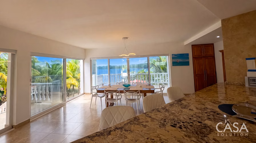 Casa de 4 habitaciones frente al mar con piscina y apartamento en venta en Lobster Cove, Boca Chica