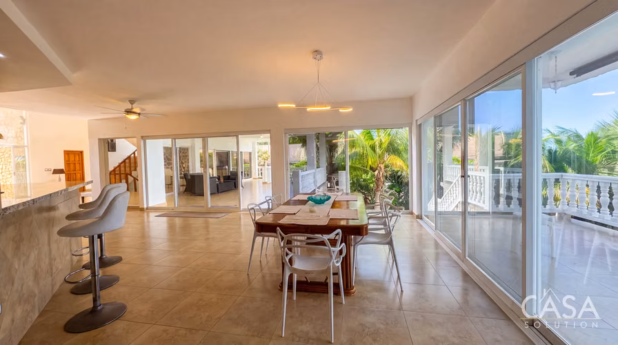 Casa de 4 habitaciones frente al mar con piscina y apartamento en venta en Lobster Cove, Boca Chica