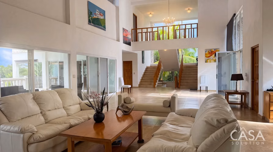 Casa de 4 habitaciones frente al mar con piscina y apartamento en venta en Lobster Cove, Boca Chica
