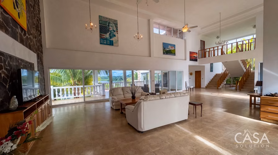 Casa de 4 habitaciones frente al mar con piscina y apartamento en venta en Lobster Cove, Boca Chica