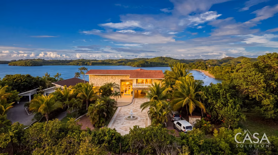 Casa de 4 habitaciones frente al mar con piscina y apartamento en venta en Lobster Cove, Boca Chica