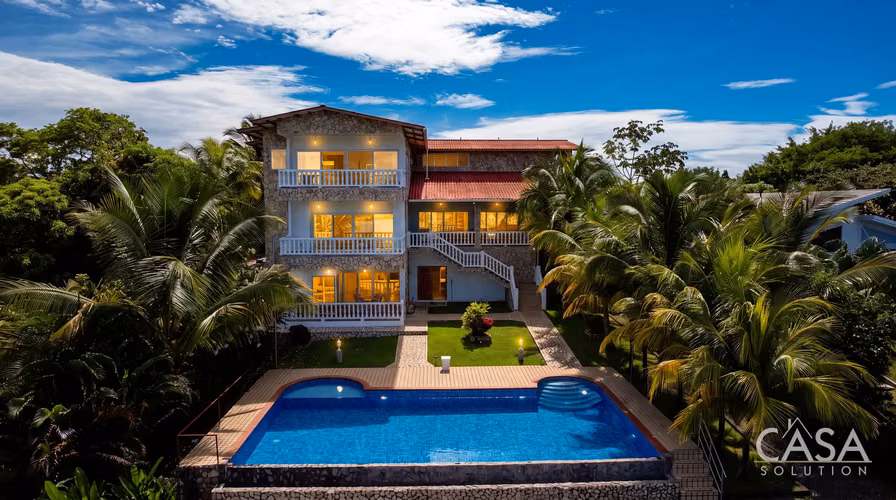 Casa de 4 habitaciones frente al mar con piscina y apartamento en venta en Lobster Cove, Boca Chica