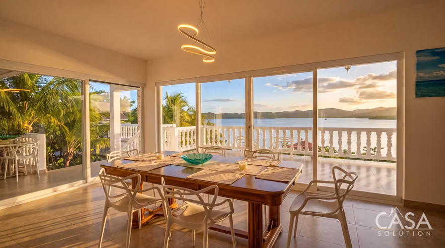 Casa de 4 habitaciones frente al mar con piscina y apartamento en venta en Lobster Cove, Boca Chica