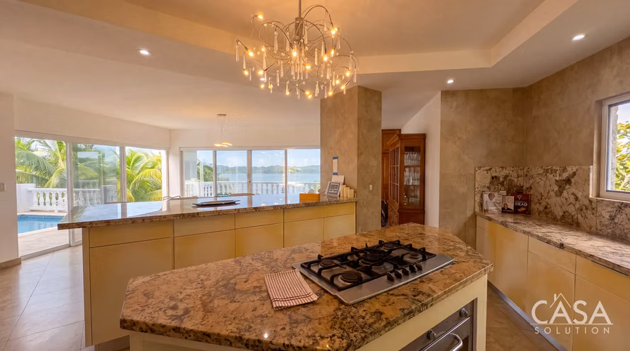 Casa de 4 habitaciones frente al mar con piscina y apartamento en venta en Lobster Cove, Boca Chica