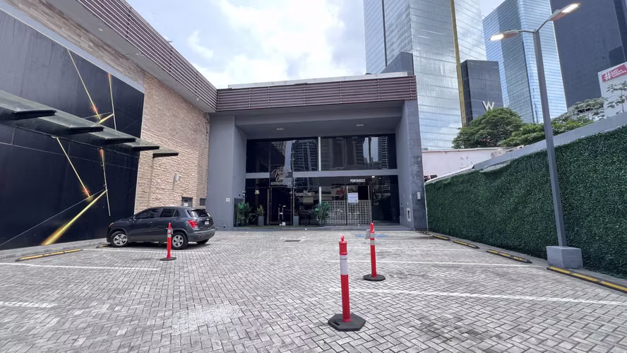EN RENTA LOCAL COMERCIAL EXCLUSIVO EN PLAZA URUGUAY - AF - Imagen 1