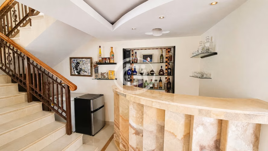 Venta Lujosa Mansion de 6 pisos con Vistas Panorámicas de la Ciudad - Imagen 10