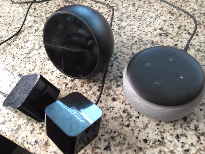 Echo Spot + Echo Dot Alexa — $45 por los dos